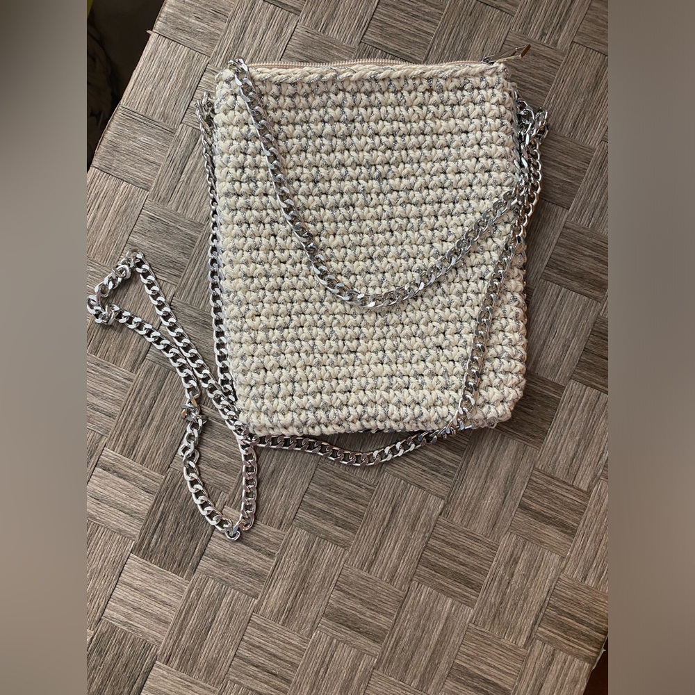 Elegant Woven Cream Crossbody Bag with Chain Strap